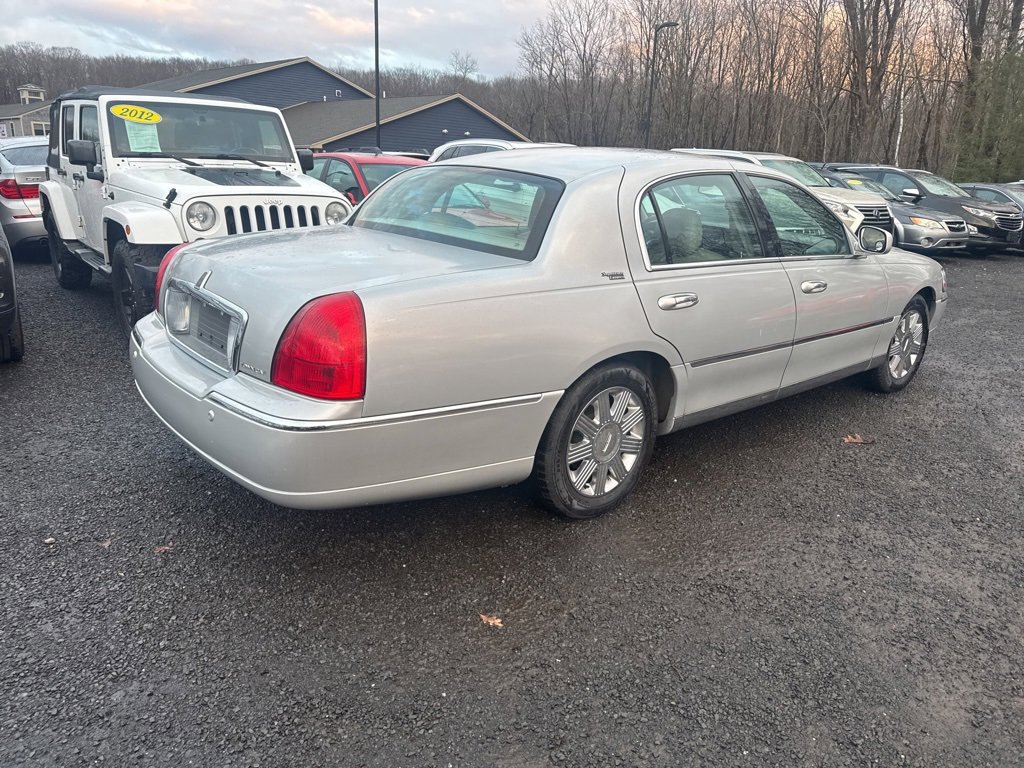 Used 2005 Lincoln Town Car Signature Limited image 12
