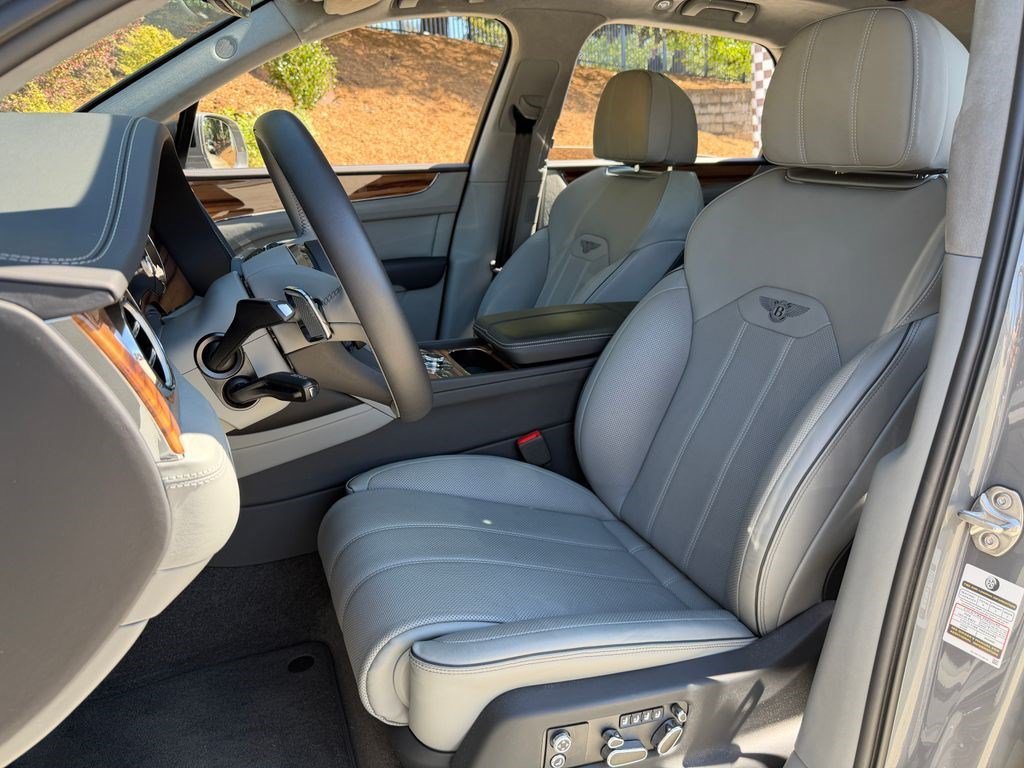 Certified 2025 Bentley Bentayga AWD/4WD image 18