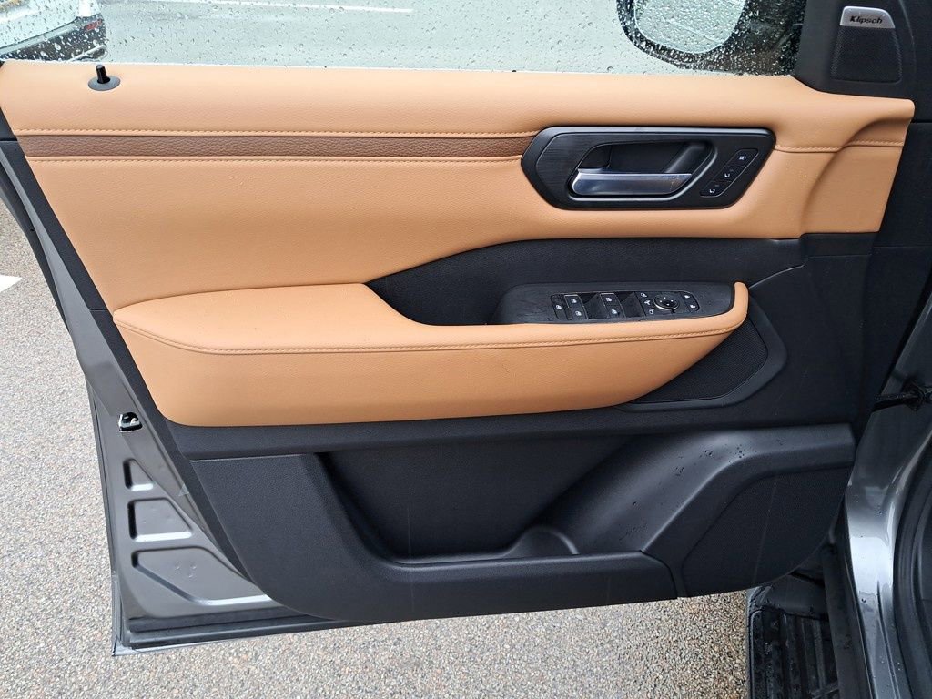 New 2025 Nissan Armada SL w/ Captain's Chari Seat Package image 11