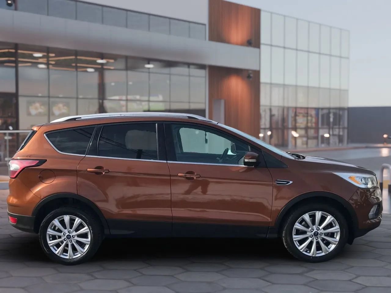 Used 2017 Ford Escape Titanium image 4