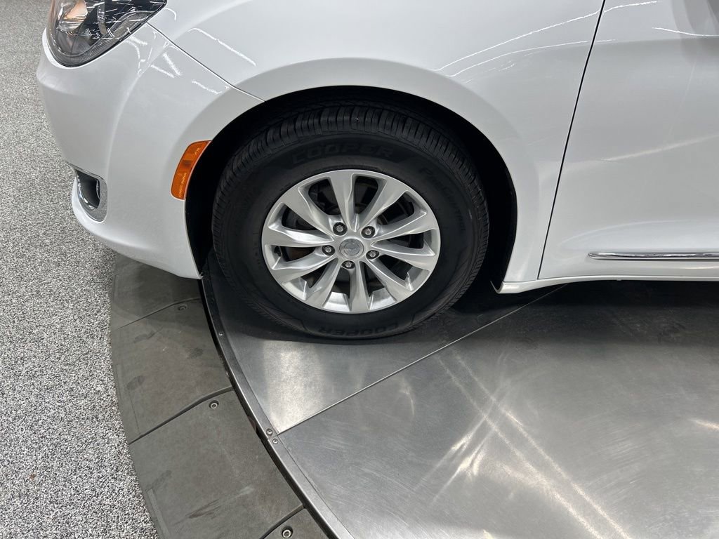Used 2018 Chrysler Pacifica Touring-L FWD image 33