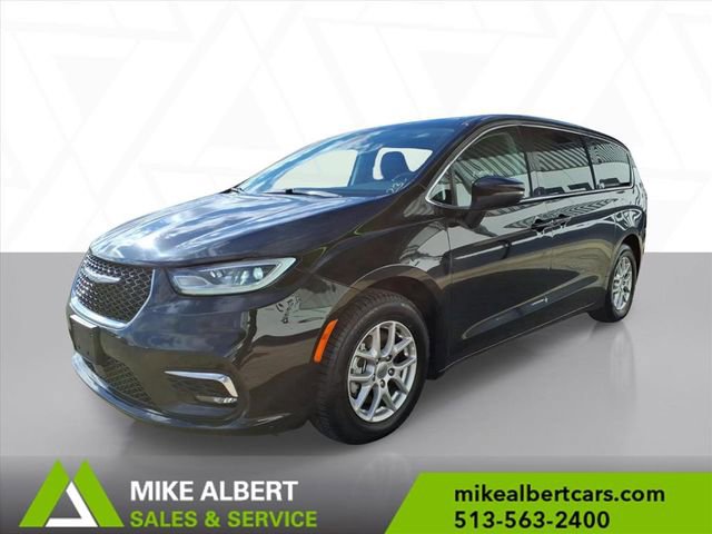 Used 2023 Chrysler Pacifica Touring-L image 3