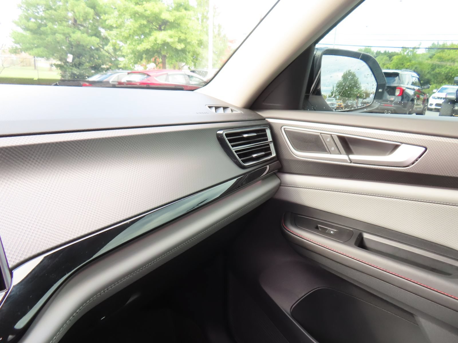 Used 2025 Volkswagen Atlas Peak Edition SE AWD/4WD image 25