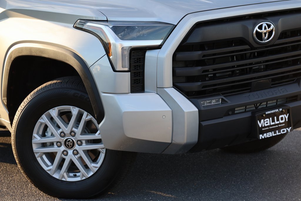 Used 2022 Toyota Tundra SR5 w/ SR5 Convenience Package image 5