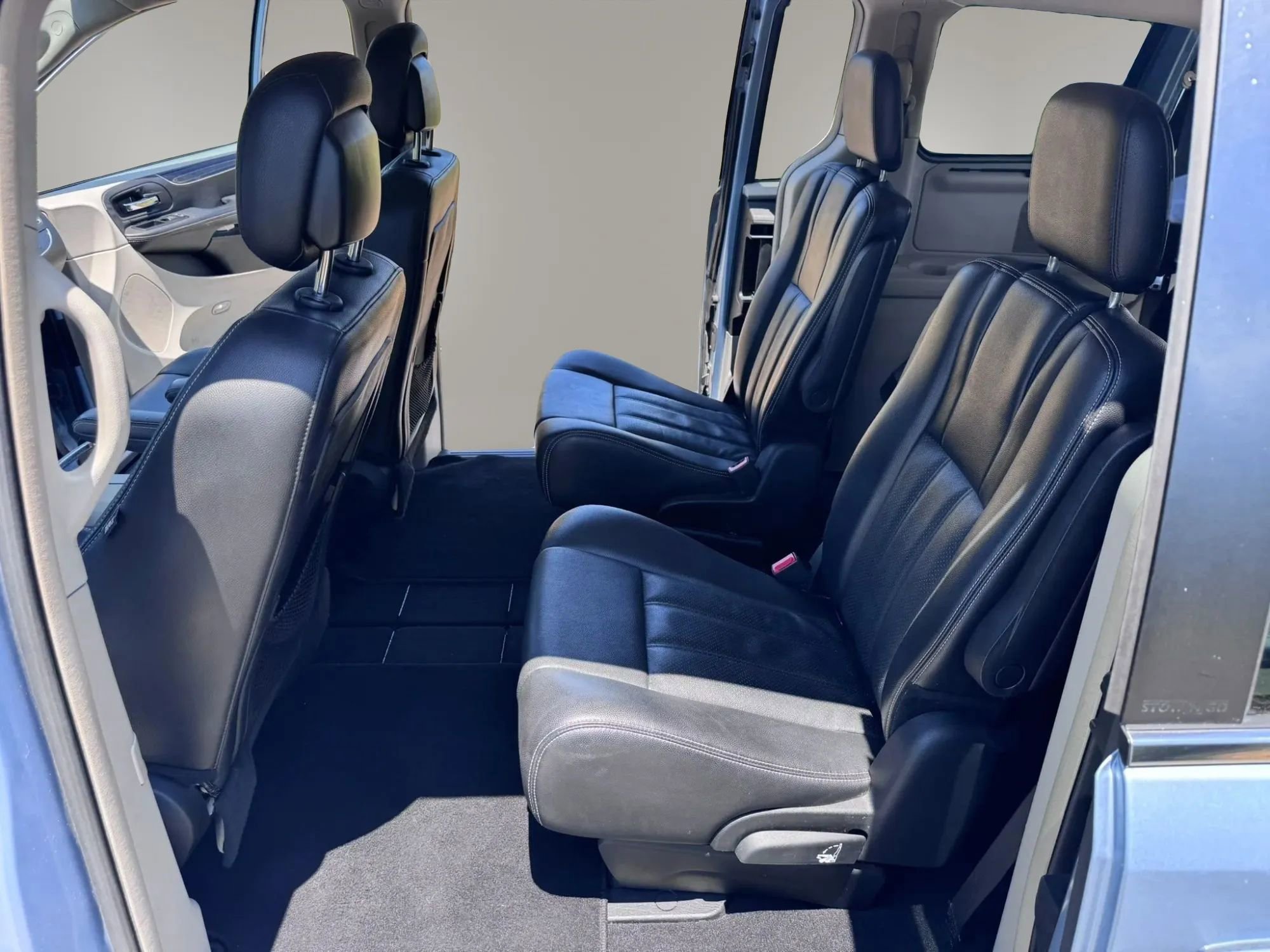 Used 2013 Chrysler Town & Country Touring-L w/ Driver Convenience Group FWD image 14