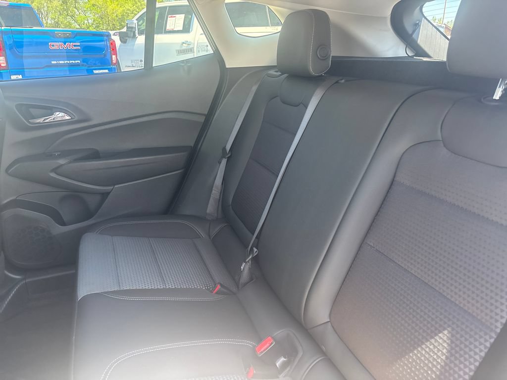 Used 2025 Chevrolet Trax LT w/ LT Convenience Package FWD image 30