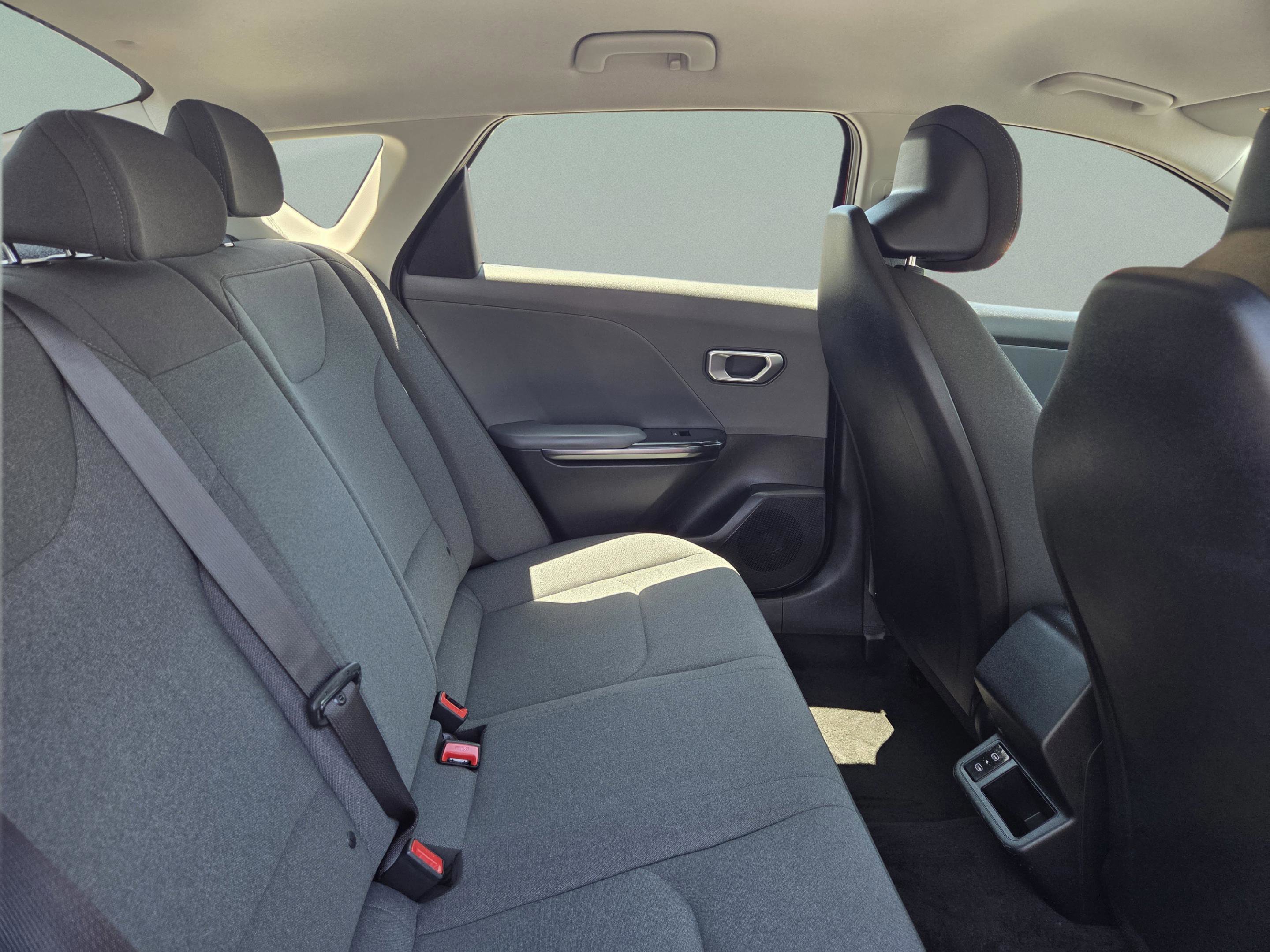 Used 2025 Kia K4 FWD image 32