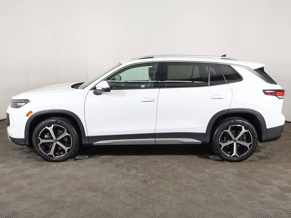 Used 2025 Volkswagen Tiguan SE w/ Panoramic Sunroof Package AWD/4WD image 17