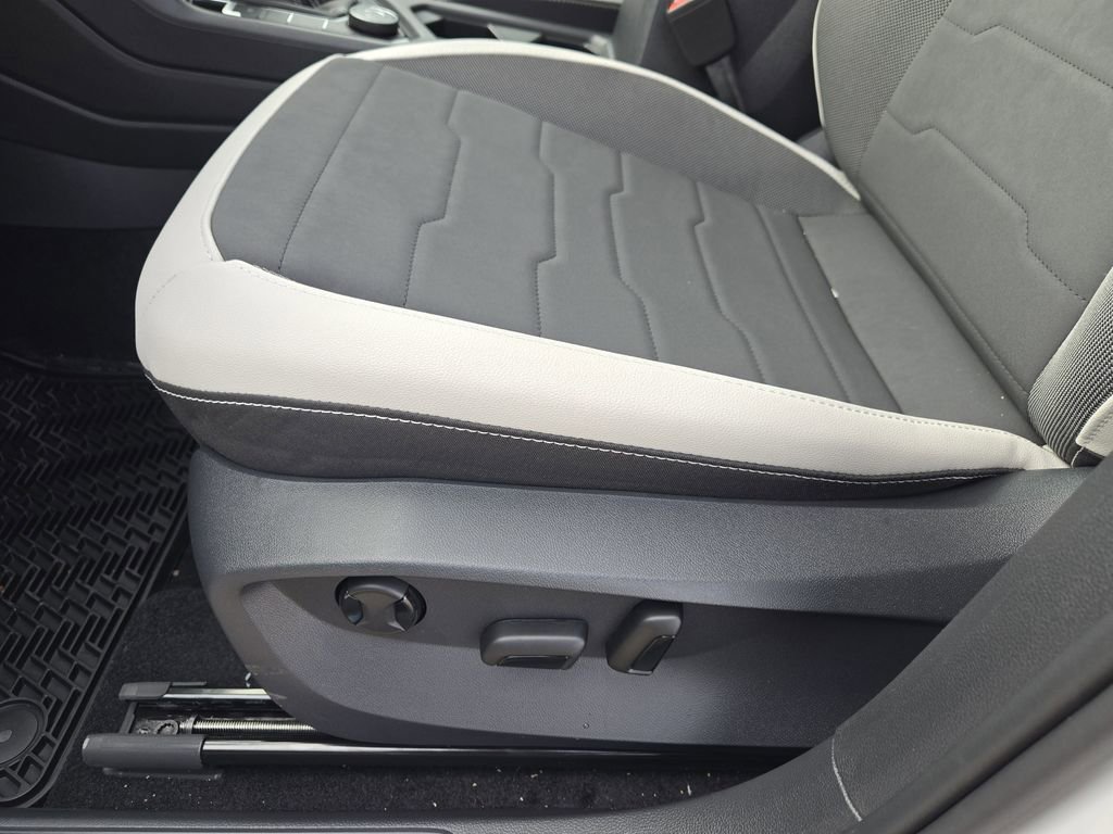 New 2026 Volkswagen Taos SE image 19