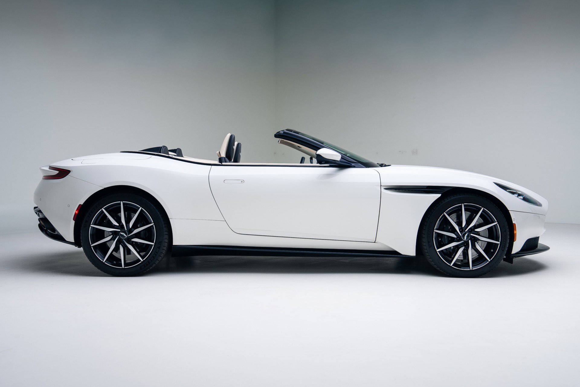 Used 2020 Aston Martin DB11 Volante image 3