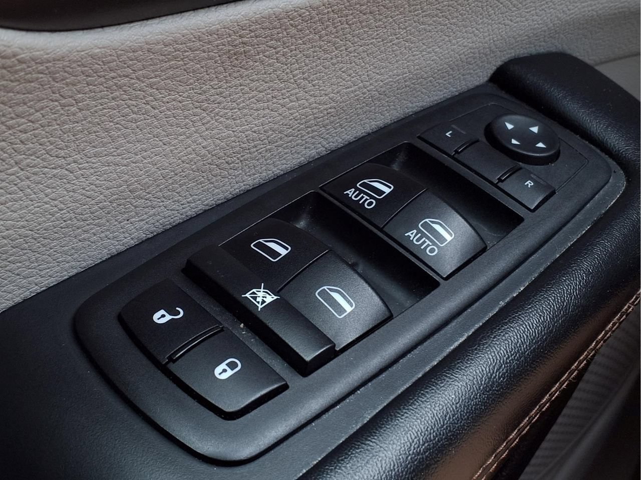 Used 2018 Chrysler Pacifica Touring-L FWD image 25