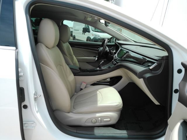 Used 2017 Buick LaCrosse Essence FWD image 21