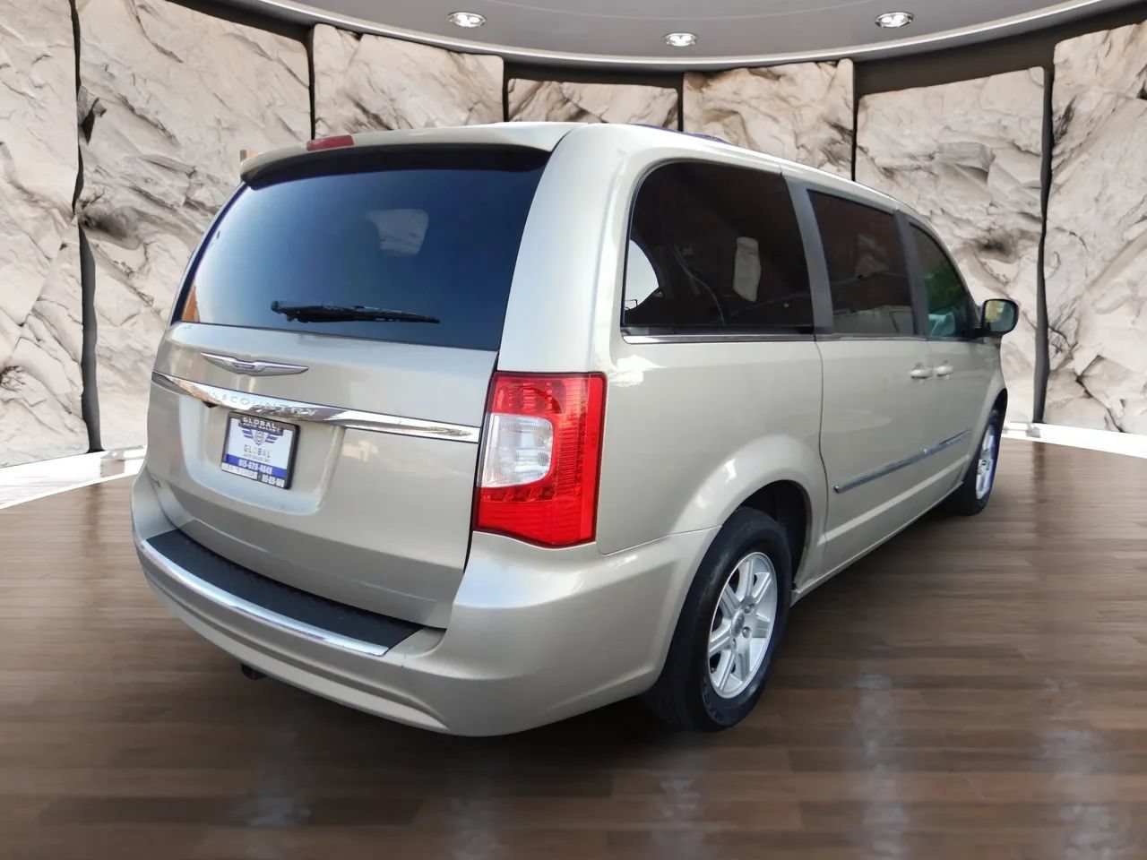 Used 2013 Chrysler Town & Country Touring FWD image 6