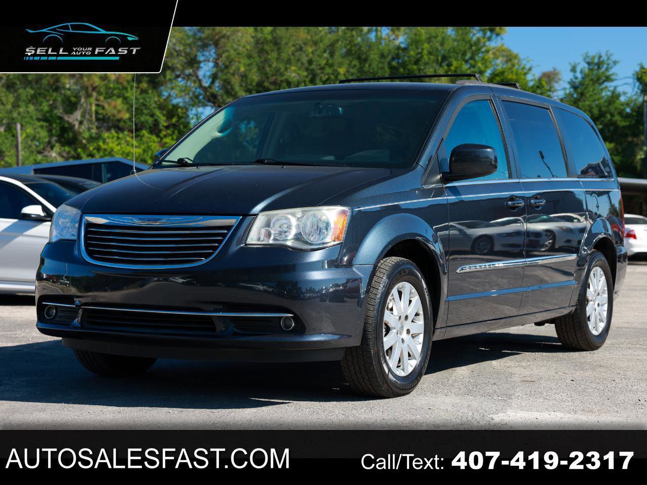 Used 2014 Chrysler Town & Country Touring FWD image 1