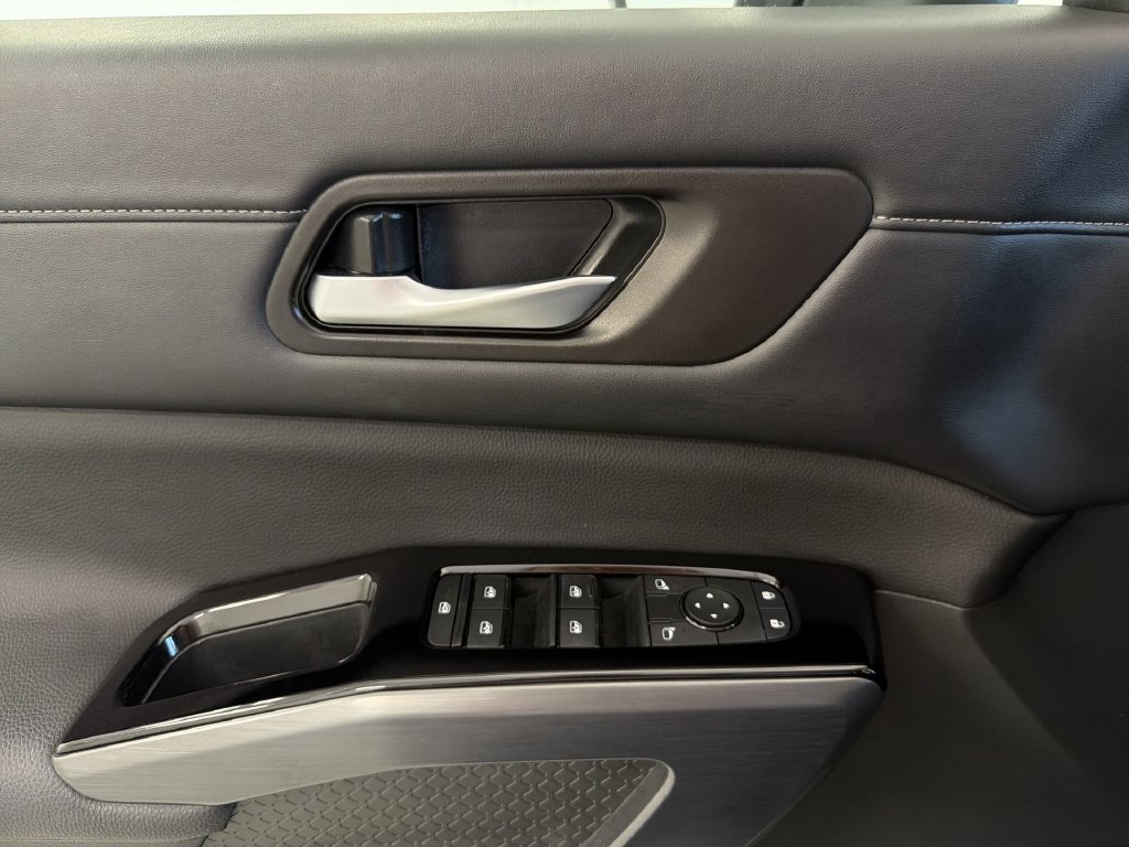 Certified 2025 Nissan Pathfinder SL FWD image 26