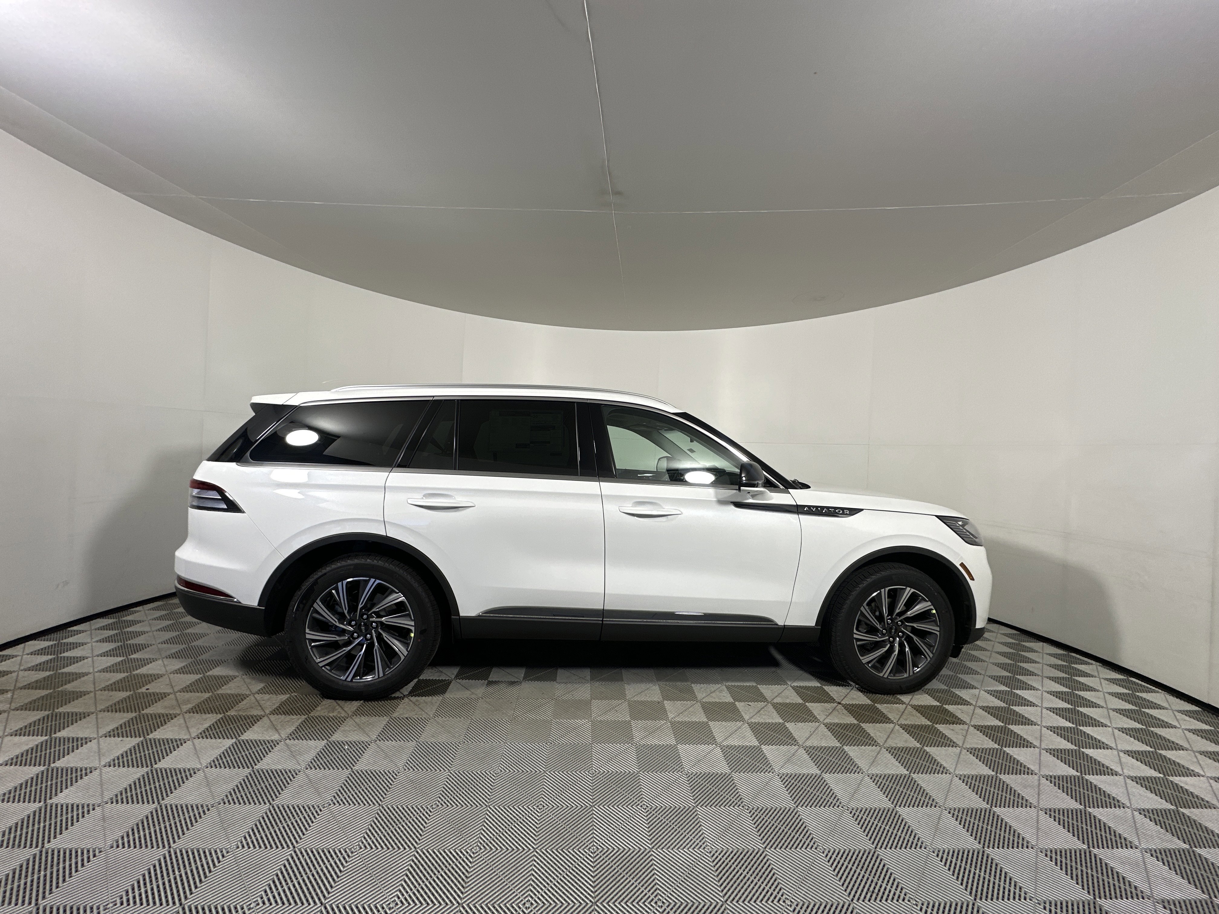 New 2025 Lincoln Aviator AWD image 8