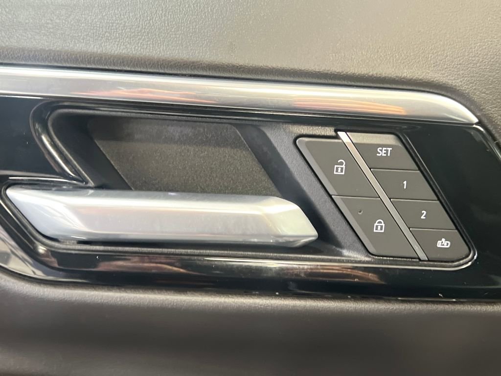 Used 2025 Chevrolet Suburban High Country AWD/4WD image 36