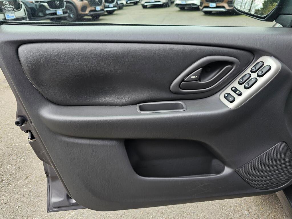 Used 2004 MAZDA Tribute ES image 22