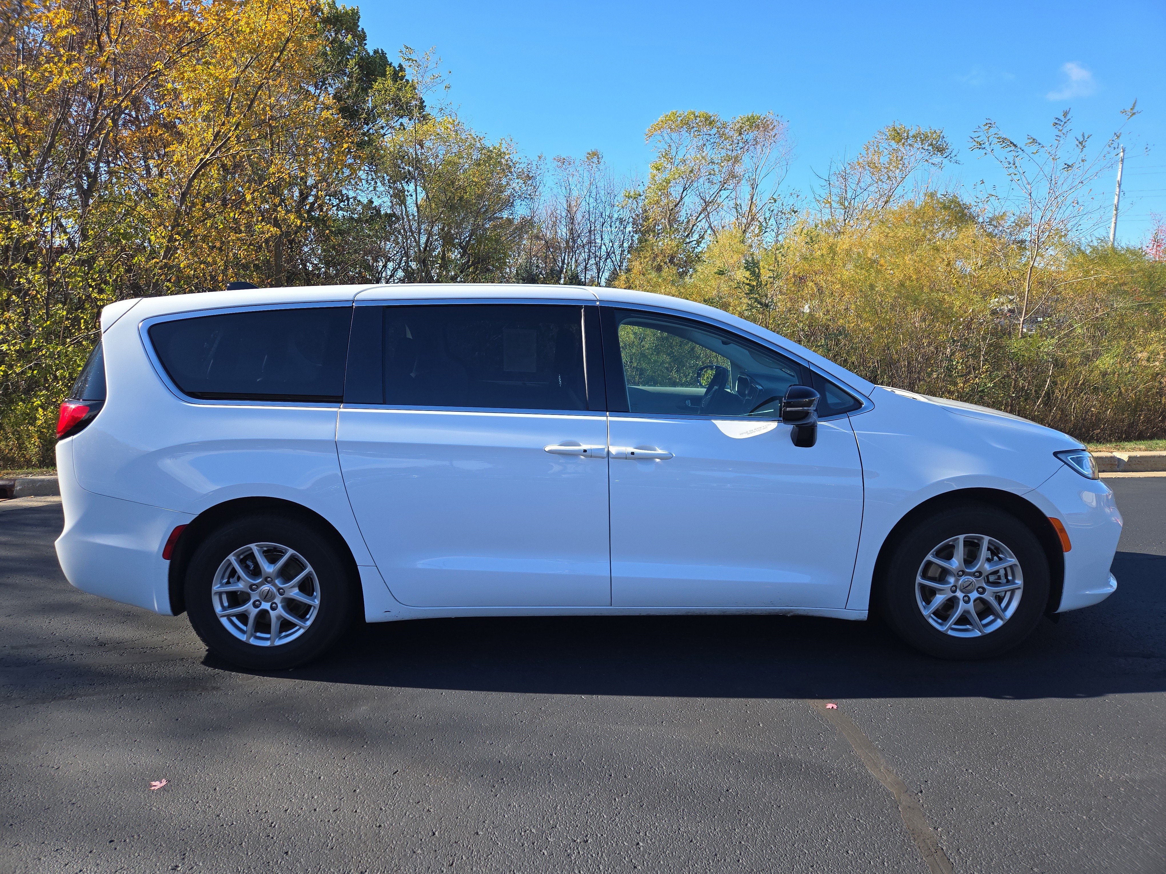 Used 2024 Chrysler Pacifica Touring-L image 2