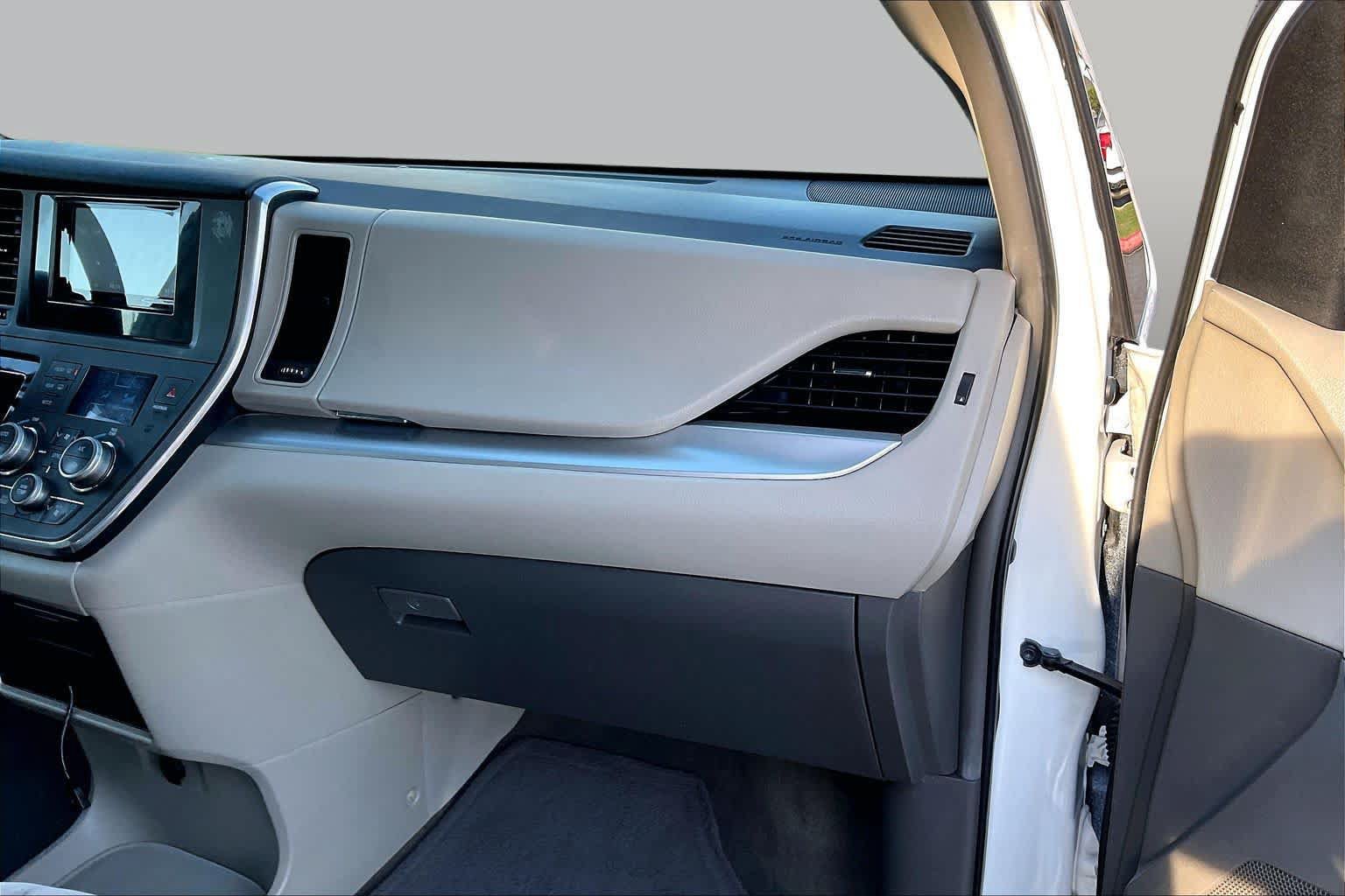 Used 2015 Toyota Sienna LE FWD image 18