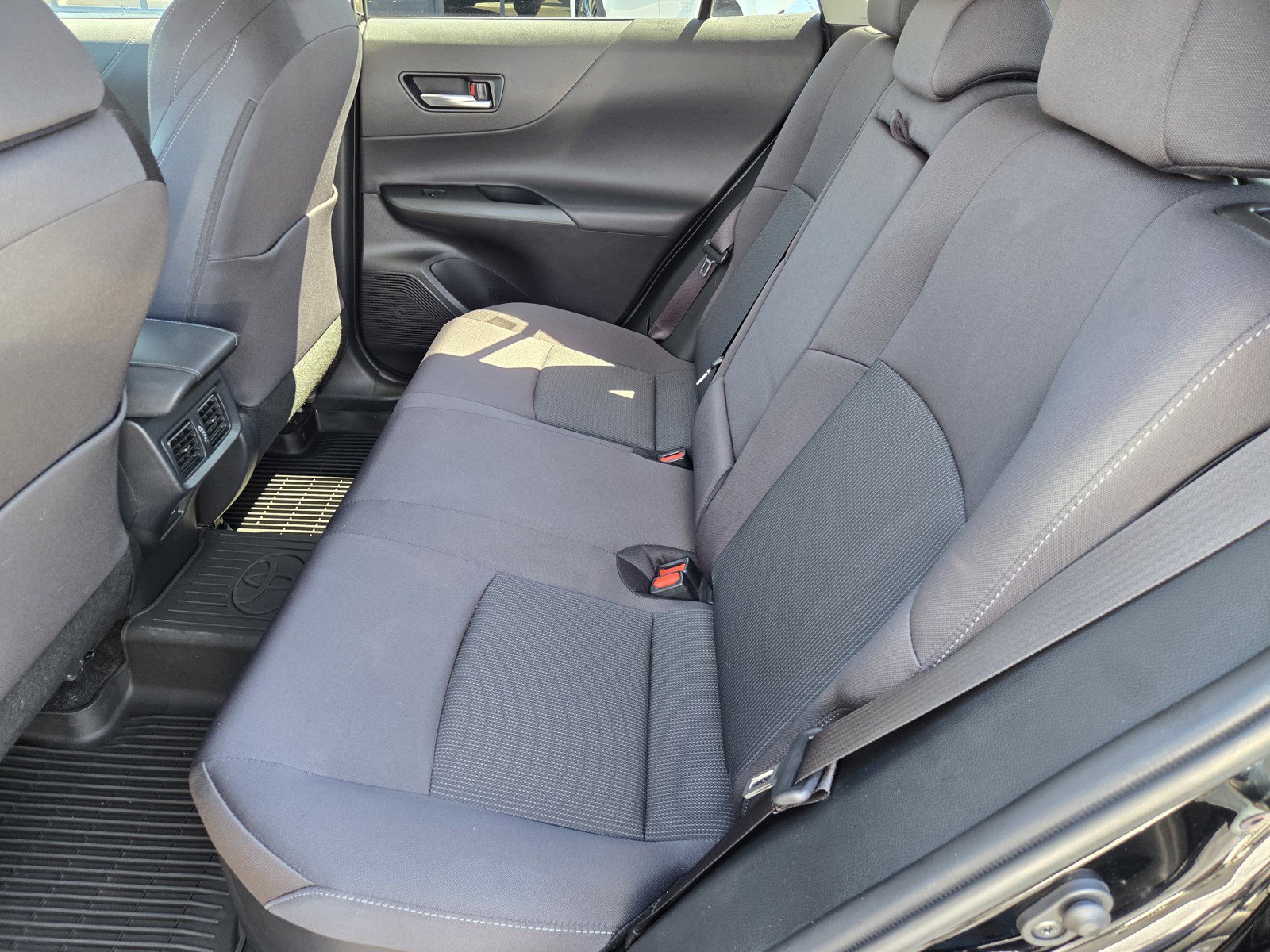 Used 2023 Toyota Venza LE AWD/4WD image 12