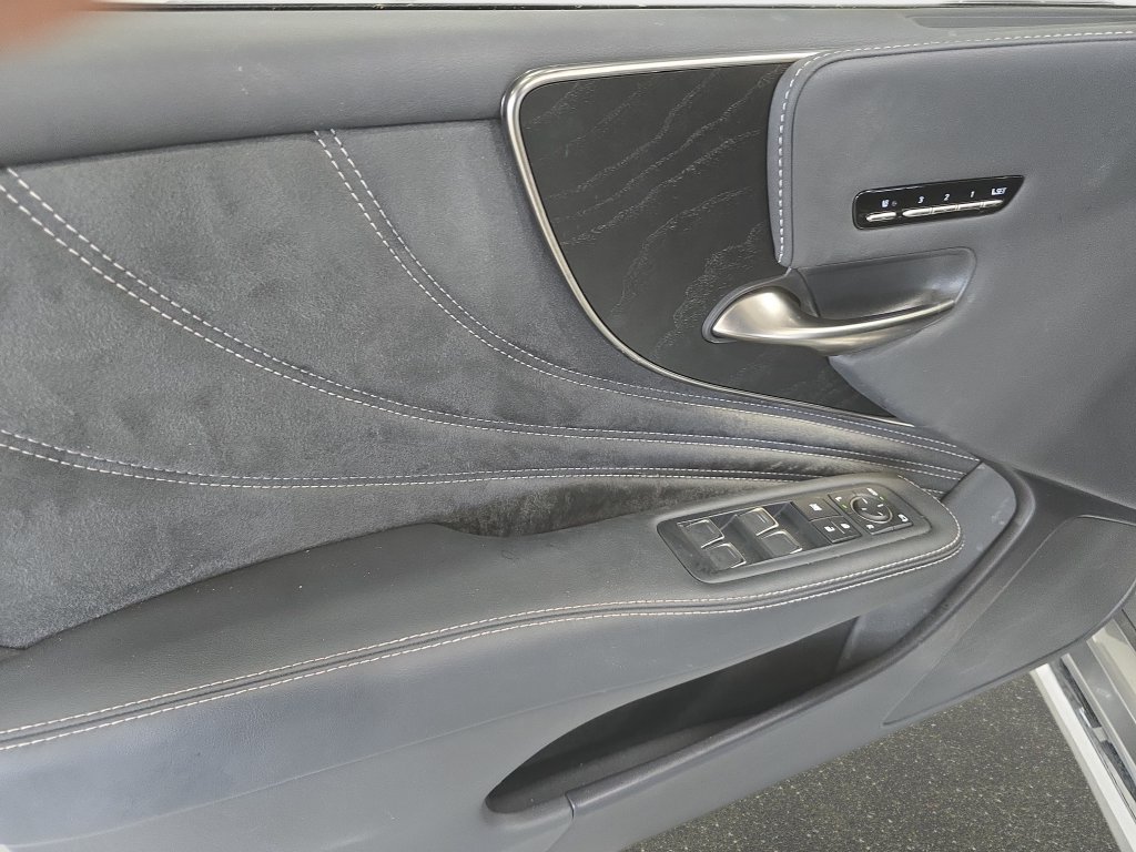 Used 2023 Lexus LS 500 w/ Accessory Package (Z2) RWD image 30