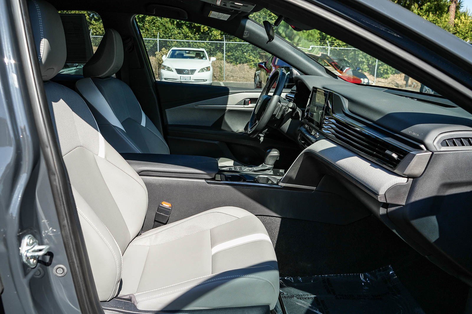 Used 2025 Toyota Camry SE FWD image 15
