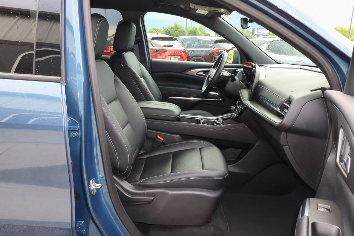 Used 2025 Chevrolet Traverse LT FWD image 27