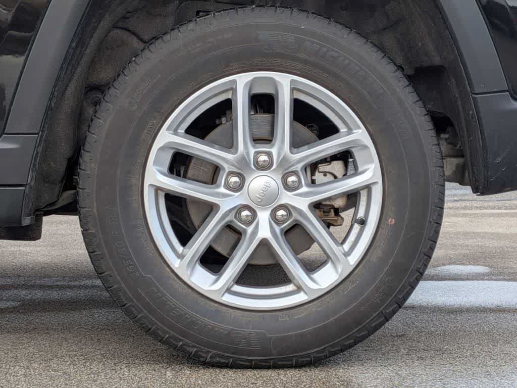Used 2023 Jeep Grand Cherokee Laredo AWD/4WD image 14