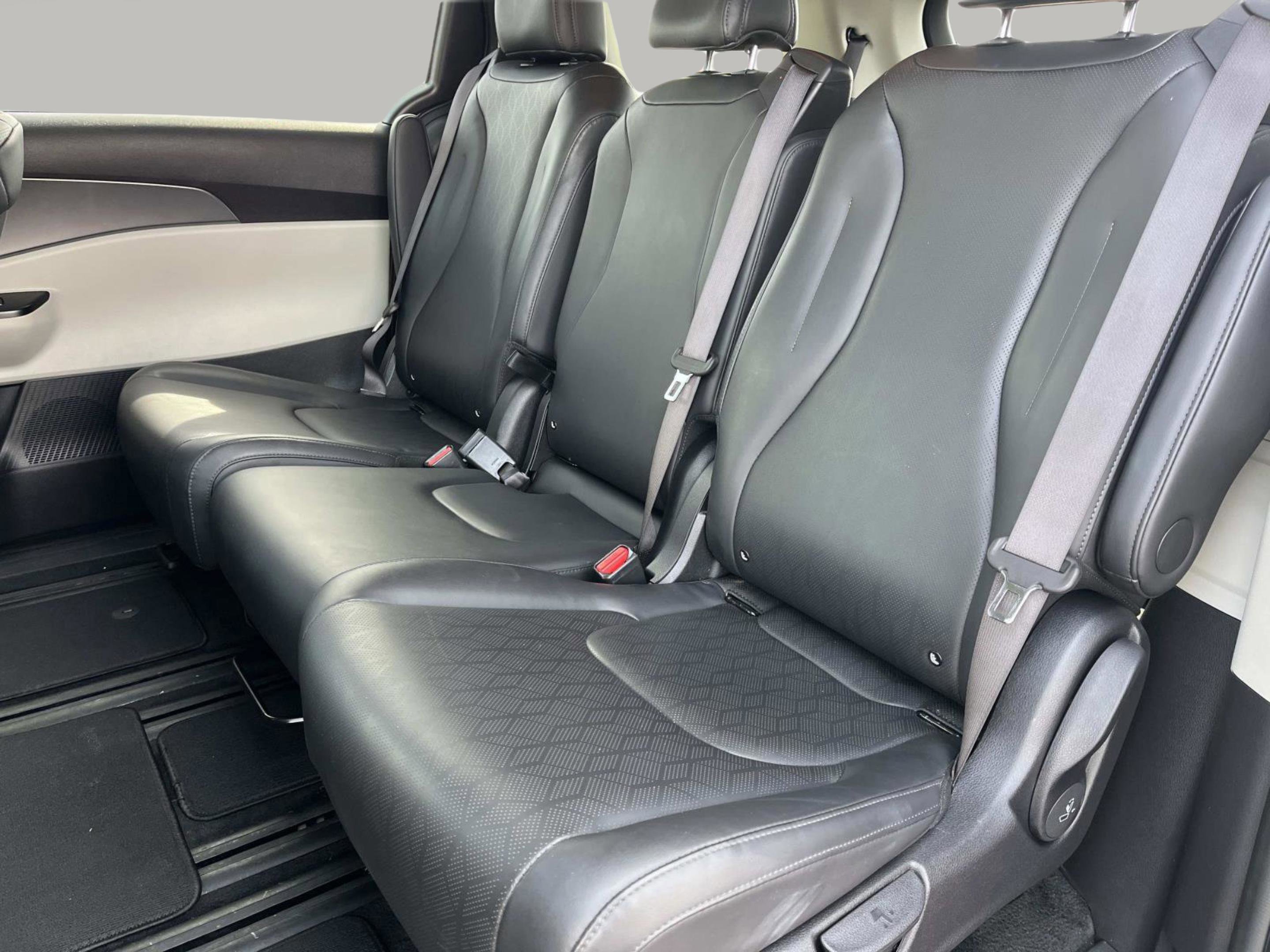 Used 2024 Kia Carnival LX image 21