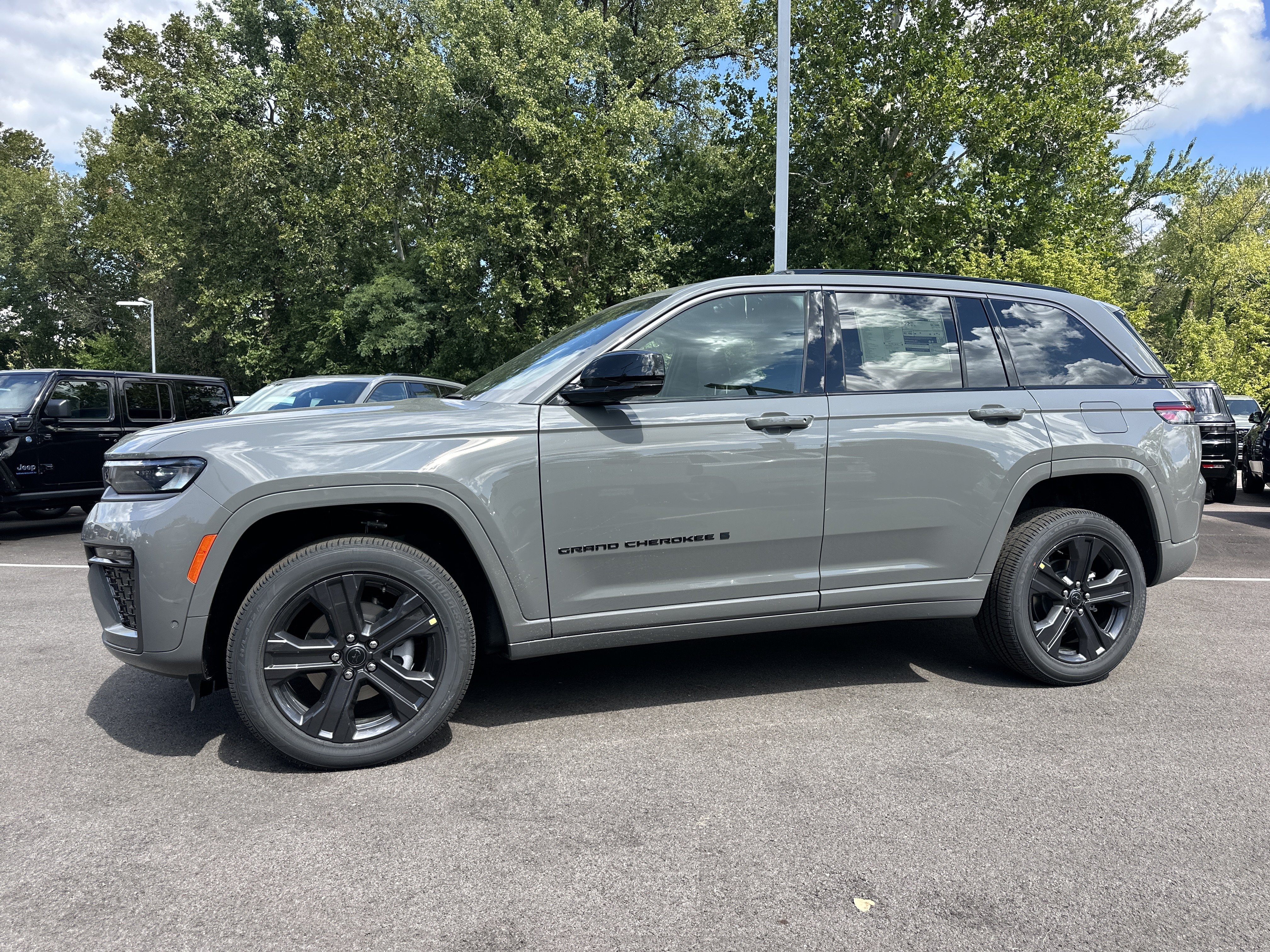 New 2027 Jeep Grand Cherokee Limited AWD/4WD image 24