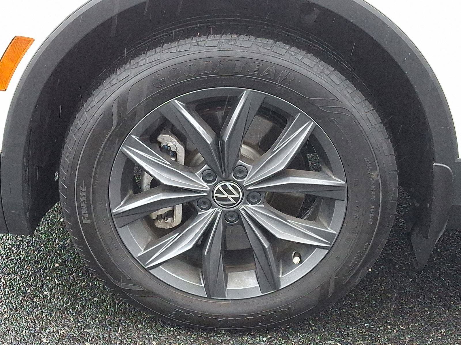 Used 2022 Volkswagen Tiguan SE w/ Panoramic Sunroof Package image 9