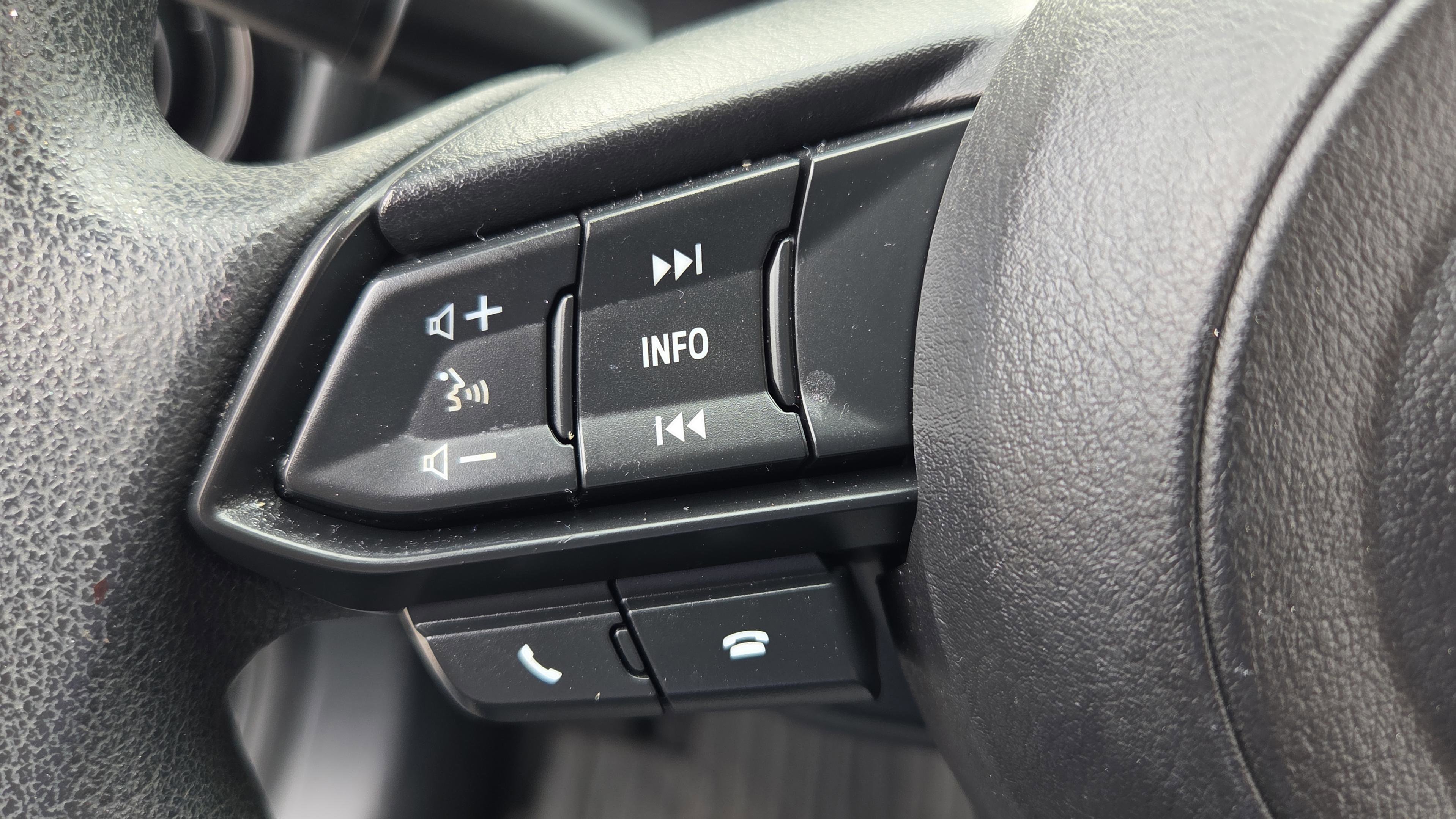 Used 2020 Toyota Yaris L image 27