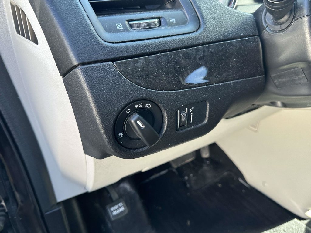 Used 2015 Dodge Grand Caravan American Value Package FWD image 18