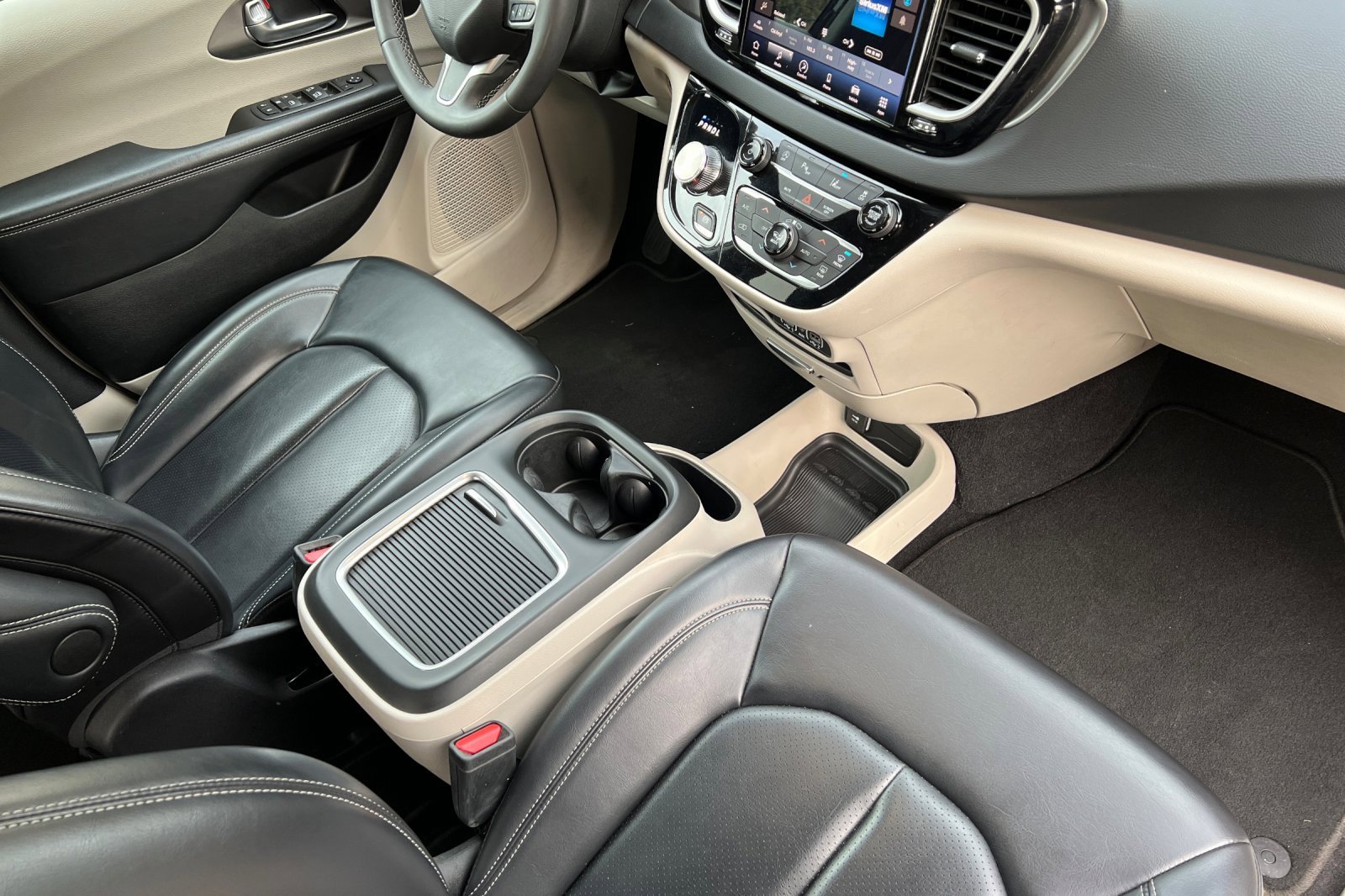 Used 2023 Chrysler Pacifica Touring-L image 21