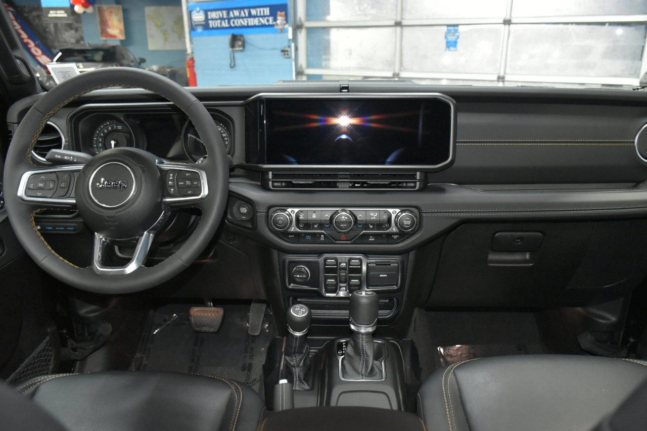 Used 2024 Jeep Wrangler Unlimited Sahara w/ Technology Group image 33