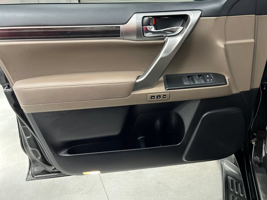 Used 2022 Lexus GX 460 Premium w/ Accessory Package AWD/4WD image 14