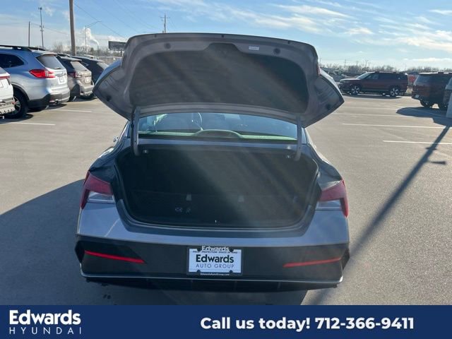 New 2025 Hyundai Elantra SE image 7