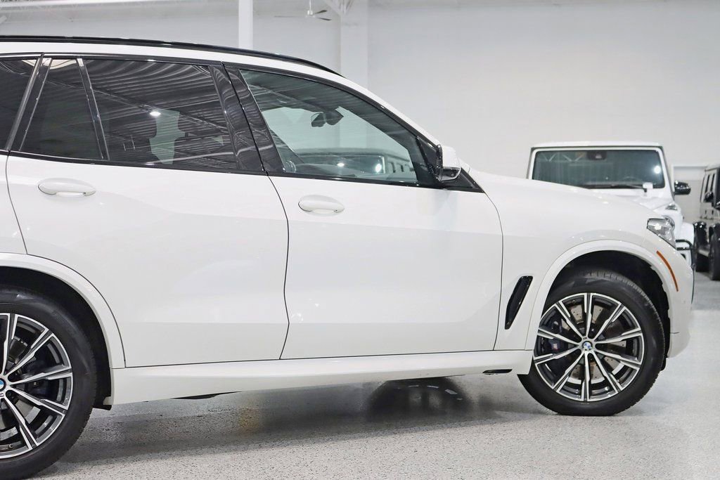 Used 2022 BMW X5 M50i image 11