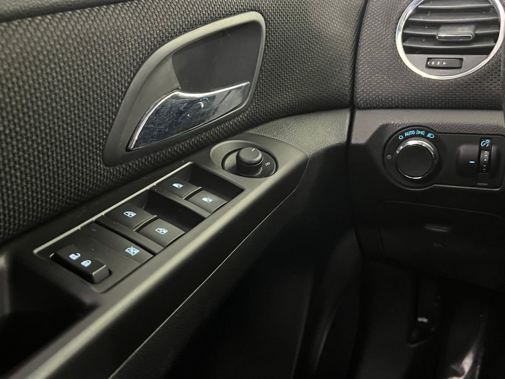 Used 2015 Chevrolet Cruze LT w/ Technology Package image 48