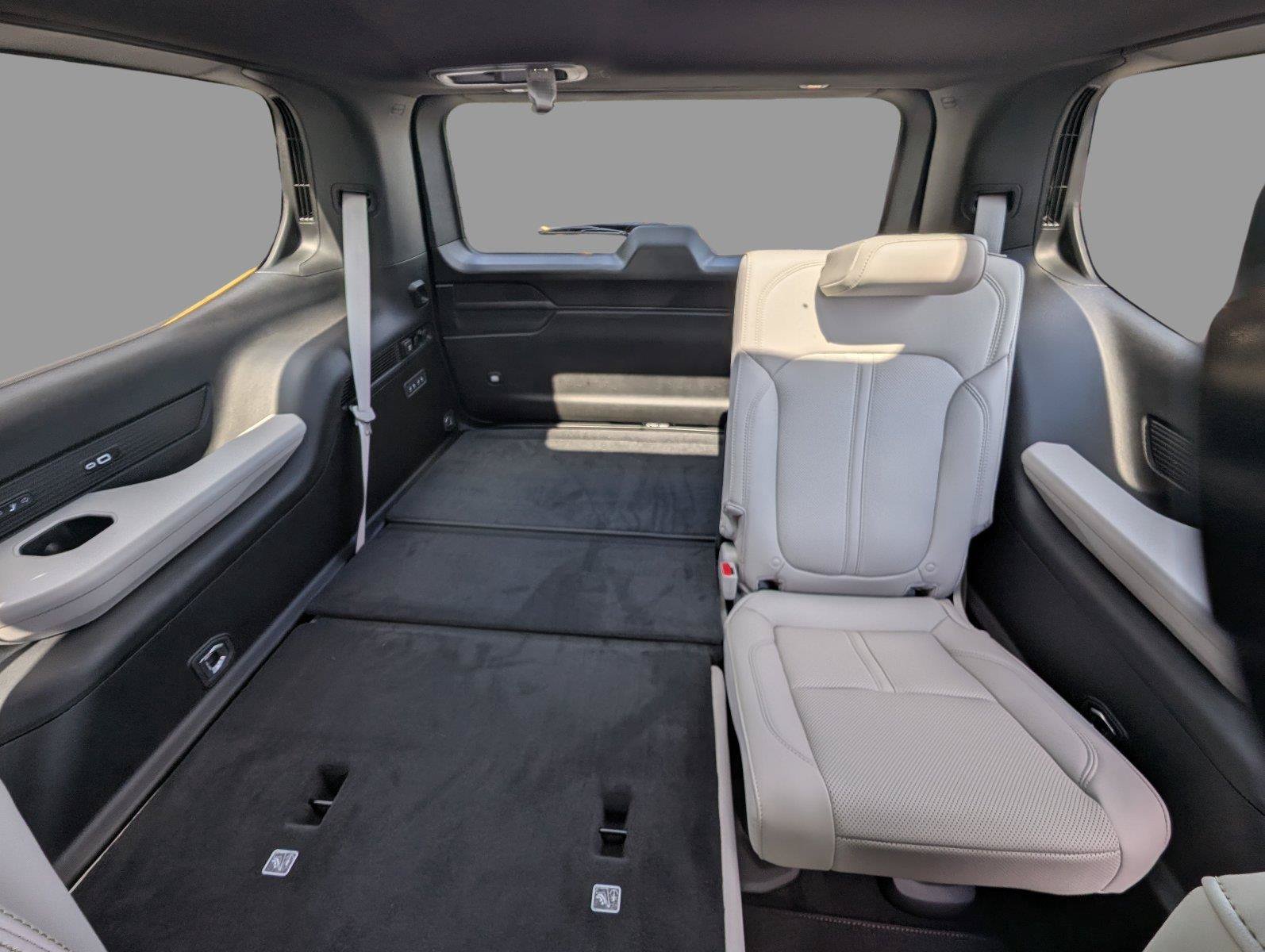 New 2026 Jeep Grand Wagoneer Limited AWD/4WD image 32