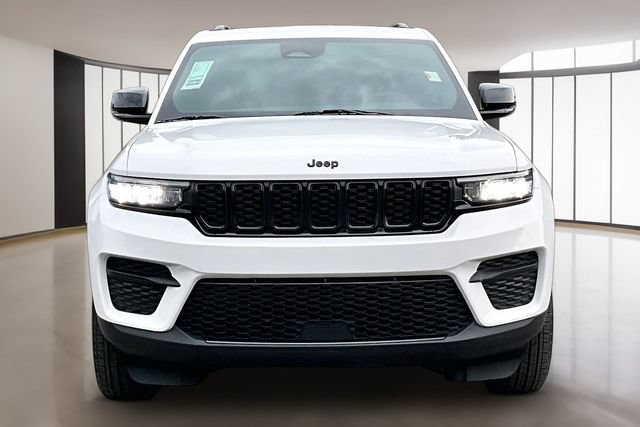 Used 2025 Jeep Grand Cherokee Altitude RWD image 2