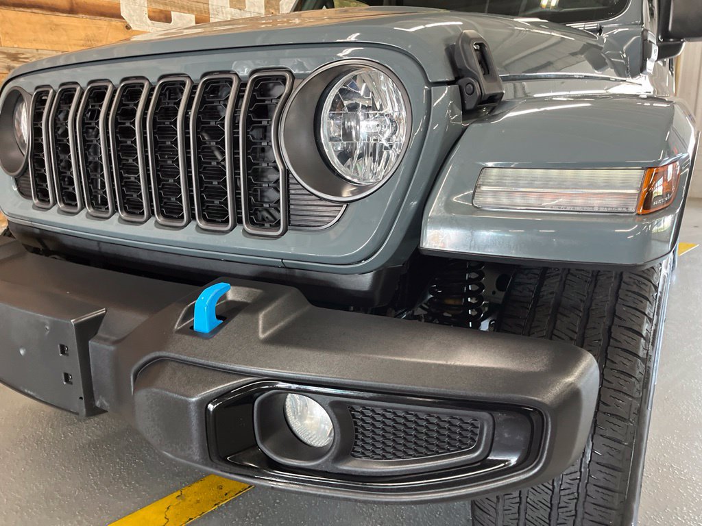 Used 2024 Jeep Wrangler Unlimited w/ Convenience Group AWD/4WD image 9