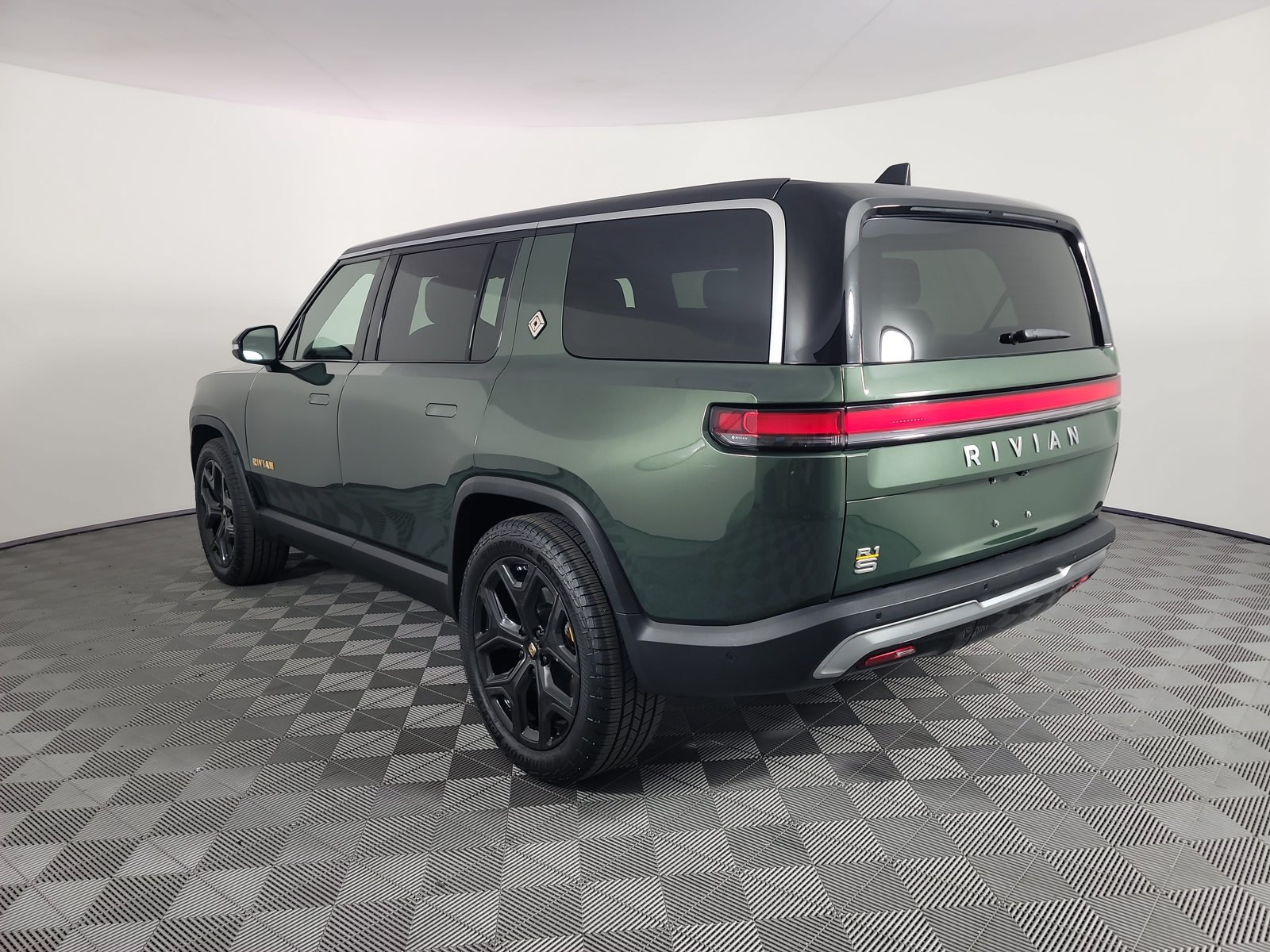 Used 2022 Rivian R1S Launch Edition Quad AWD/4WD image 3