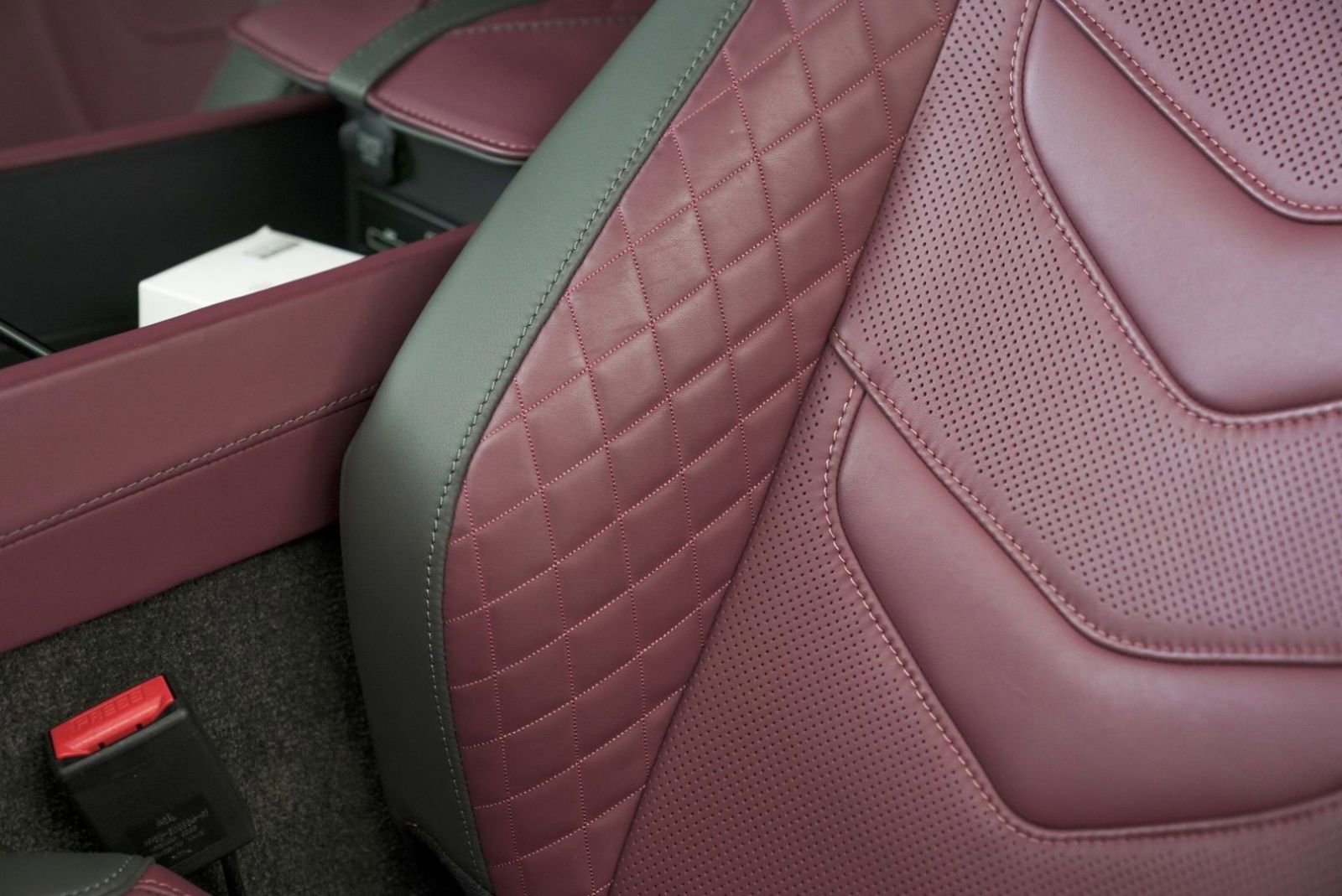 Used 2023 Aston Martin DBS Coupe RWD image 21