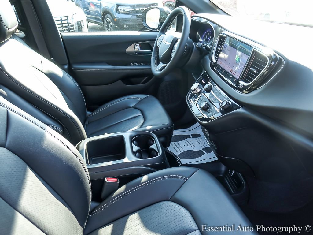 Used 2025 Chrysler Pacifica Select FWD image 29