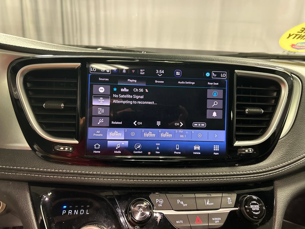 Used 2025 Chrysler Pacifica Premium FWD image 17