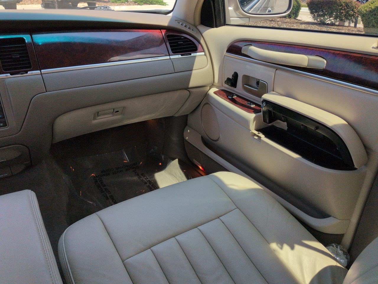 Used 2003 Lincoln Town Car Executive RWD image 17