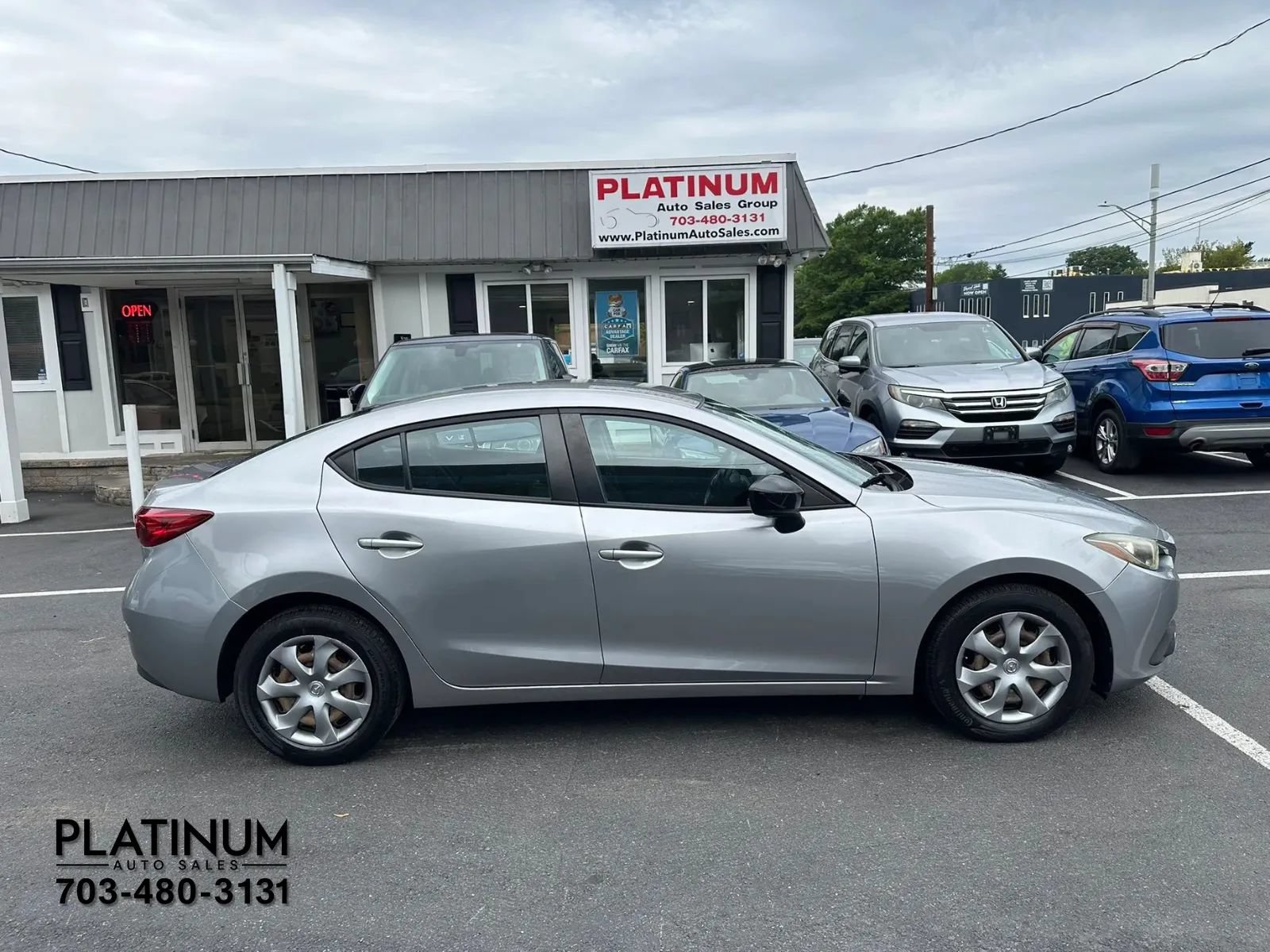 Used 2015 MAZDA MAZDA3 i SV FWD image 2