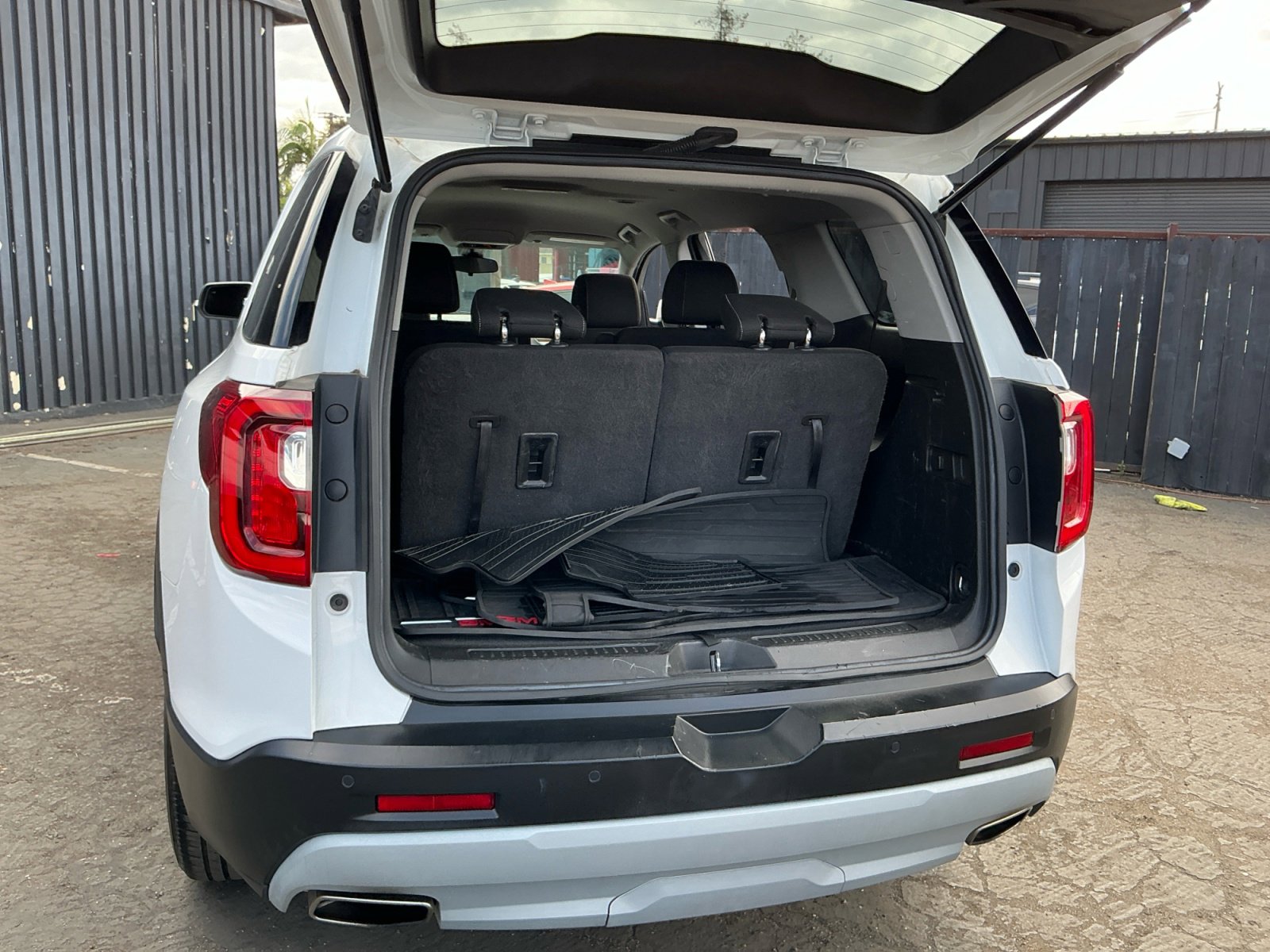 Used 2022 GMC Acadia SLE image 25